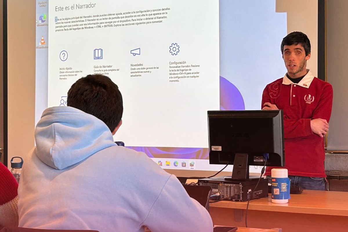 Víctor Amores enseñando los recursos para las personas con discapacidad visual en el entorno laboral