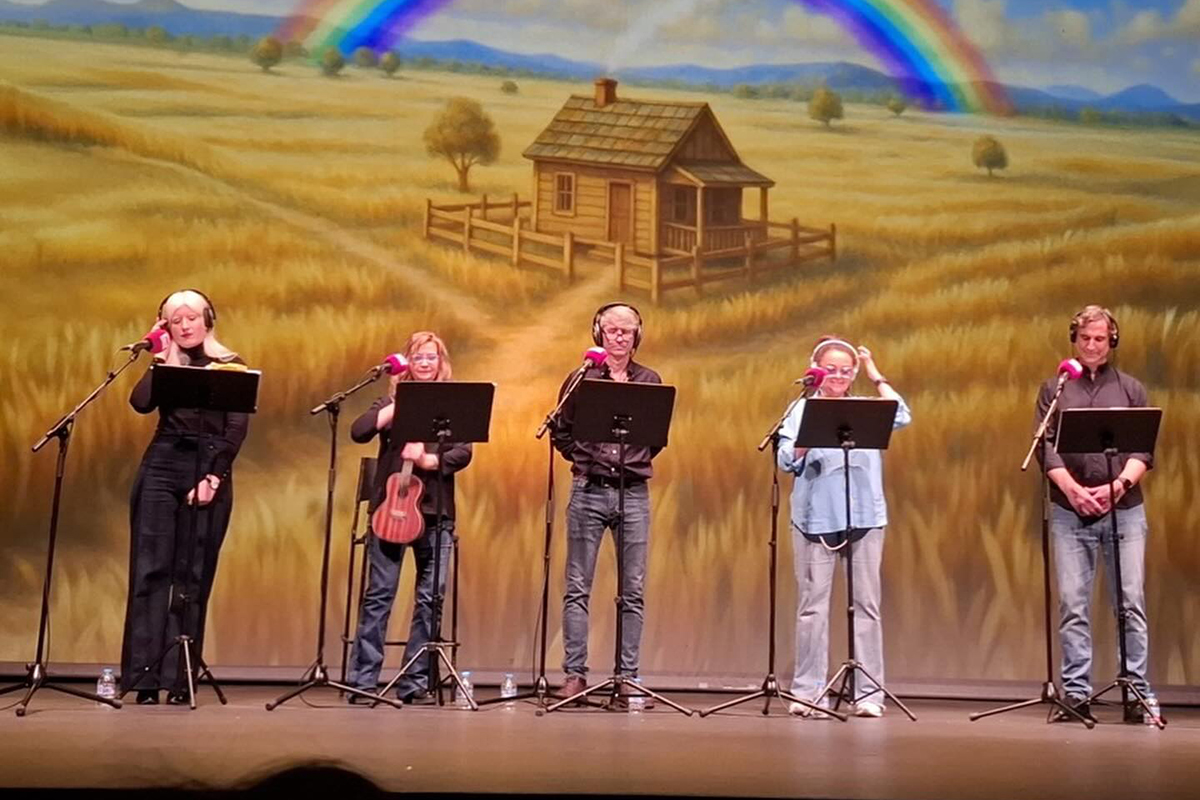 Actores y actrices sobre el escenario grabando la ficción sonora de Radio Castilla-La Mancha
