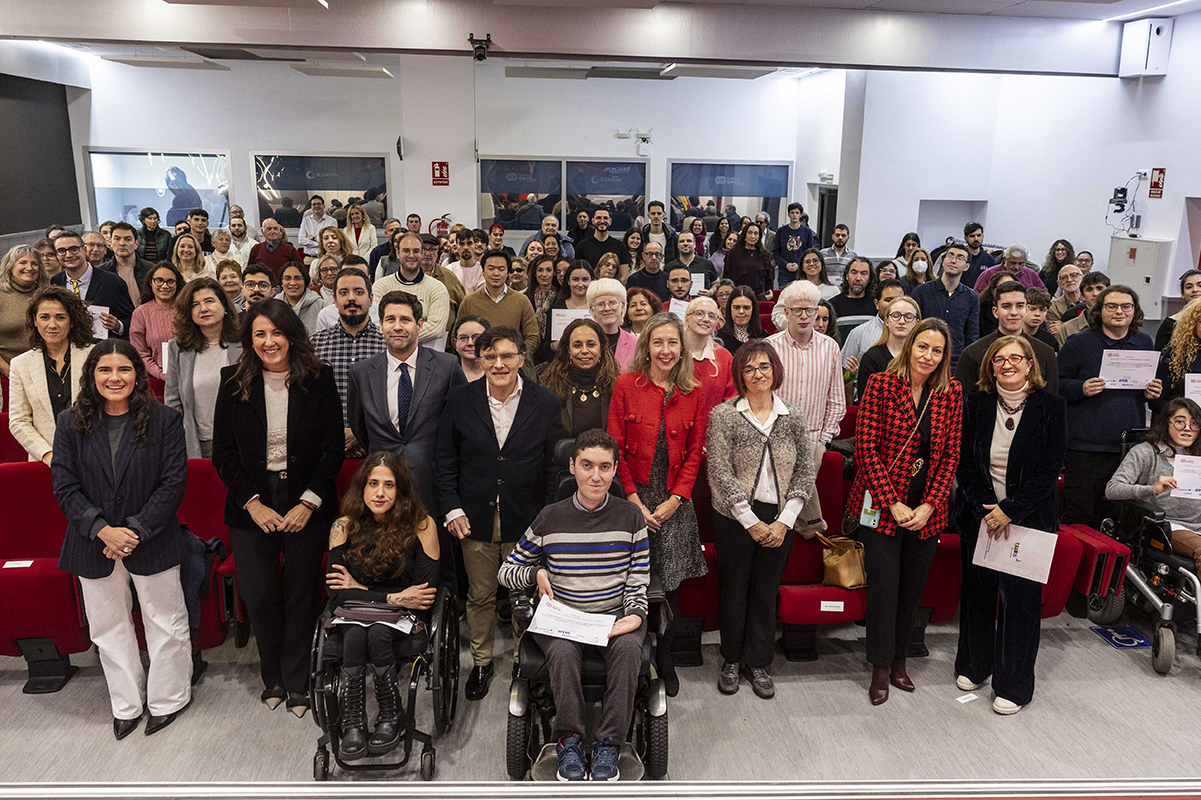 Foto familia de todos los beneficiarios de las becas de Fundación ONCE