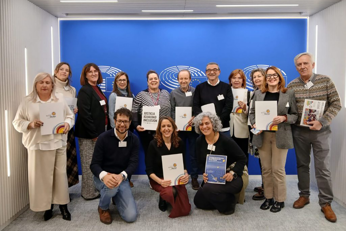 Representantes de la Mesa del Tercer Sector de Castilla-La Mancha junto a Cristina Maestre