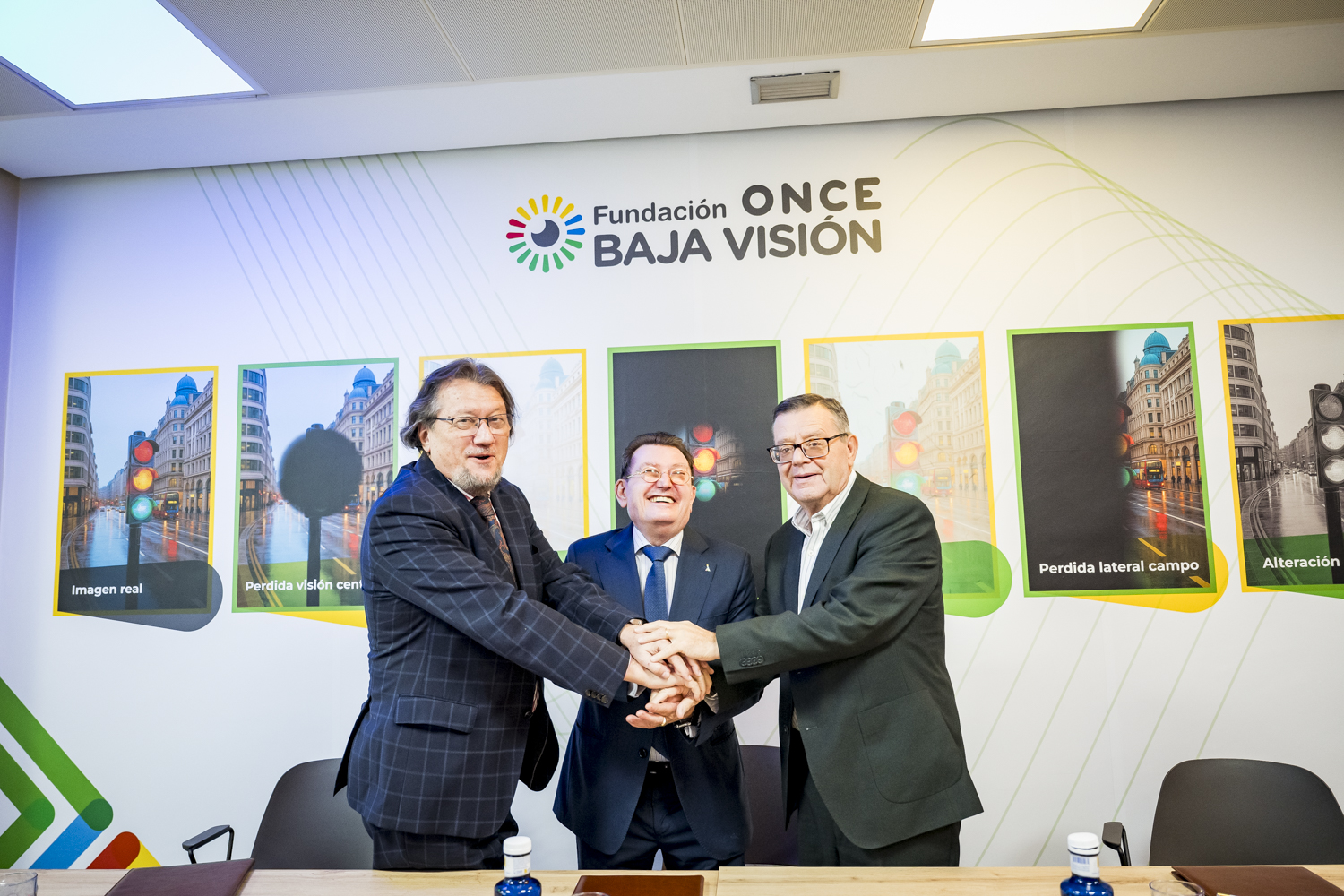 Responsables de las fundaciones Barraquer, ONCE y Fundación ONCE Baja Visión durante la firma del acuerdo