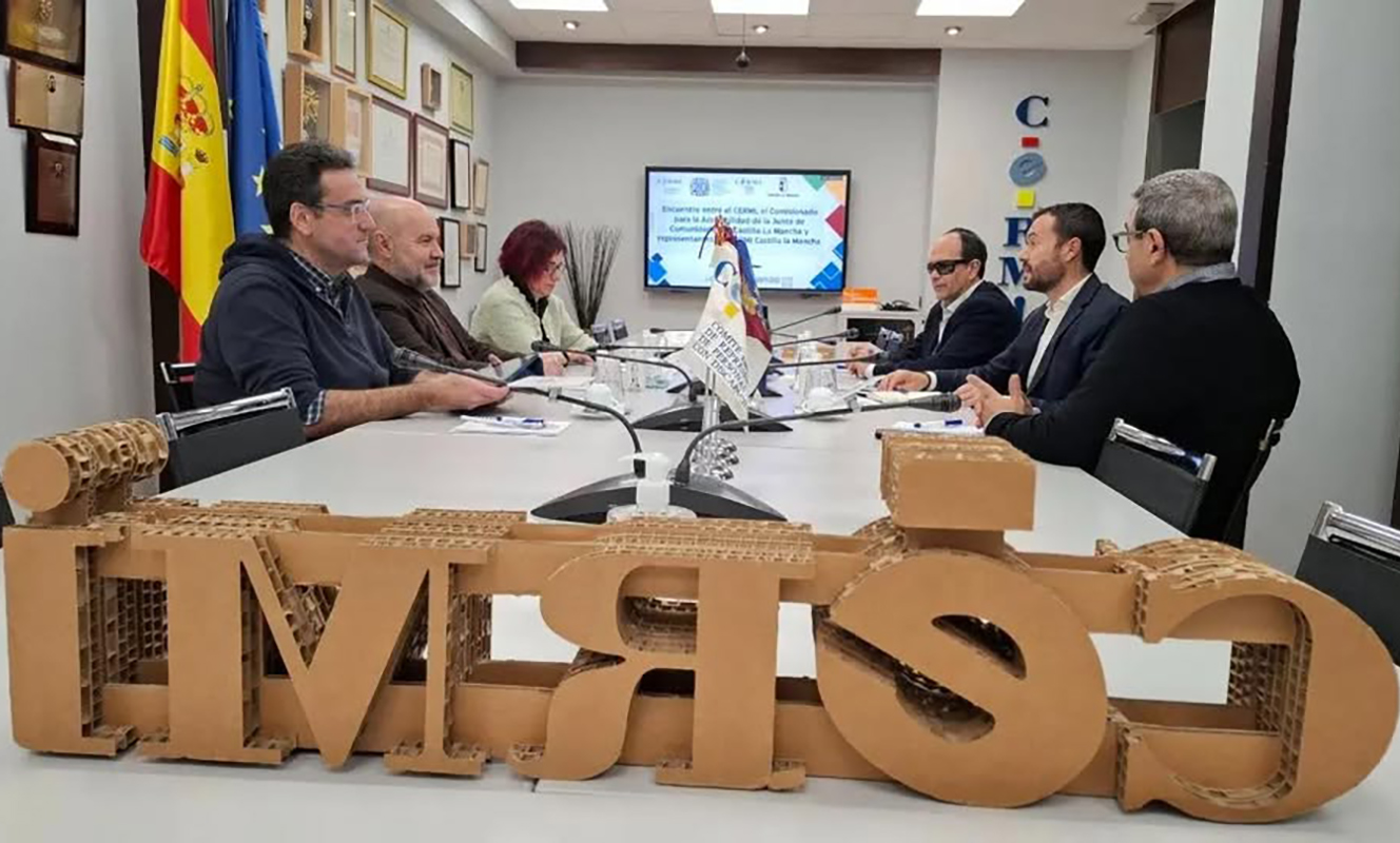 Representantes del Gobierno de Castilla-La Mancha y del CERMI Castilla-La Mancha en la sede del CERMI Estatal reunidos con Luis Cayo