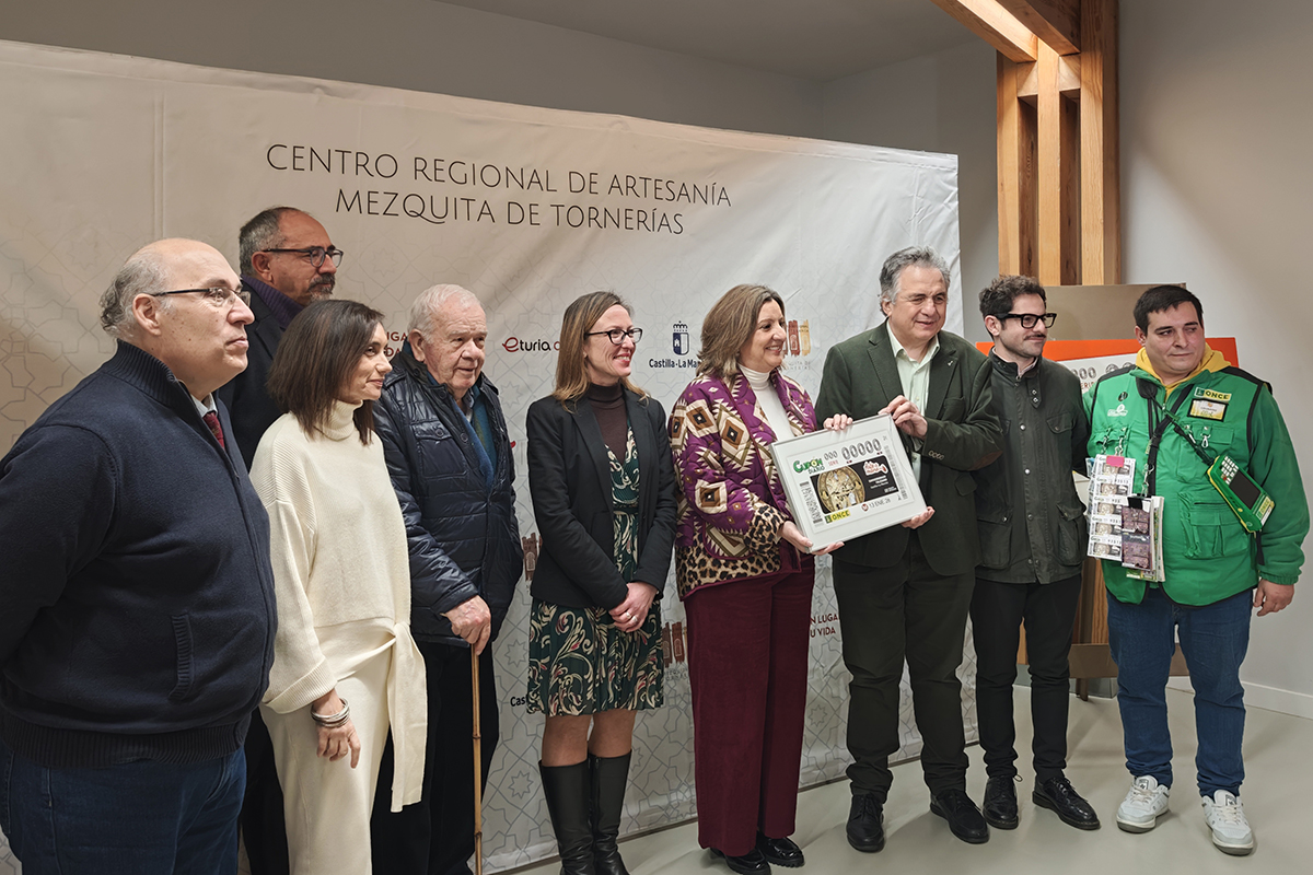 Representantes de ONCE y del Centro Regional de Artesanía Mezquita de Tornerías durante la presentación del cupón
