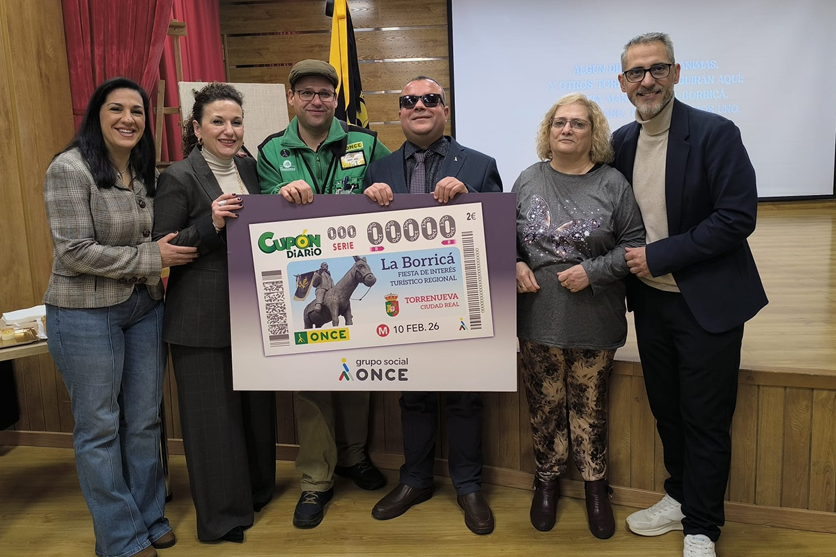 Foto de familia con una reproducción del cupón dedicado a la Fiesta de La Borricá de Torrenueva