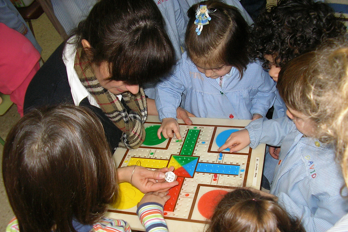 Ana María Cruz enseñando un parchís accesible a alumnos