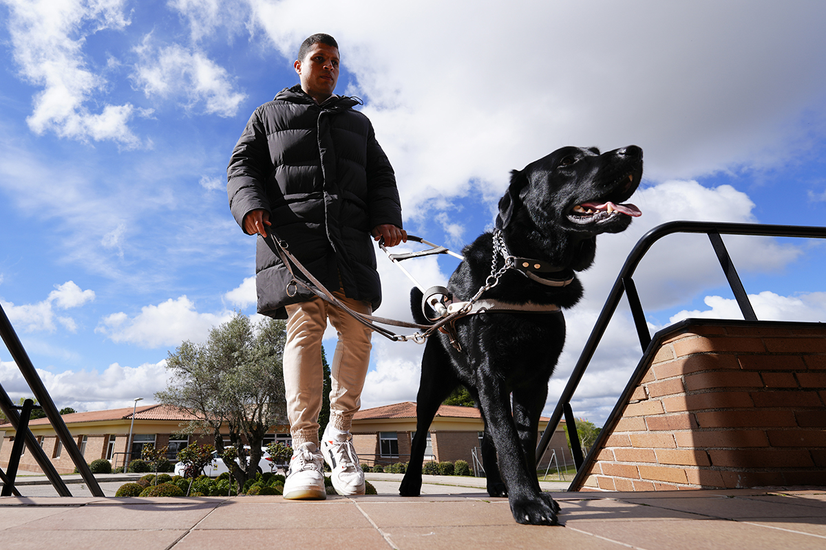 Un usuario de perro guía