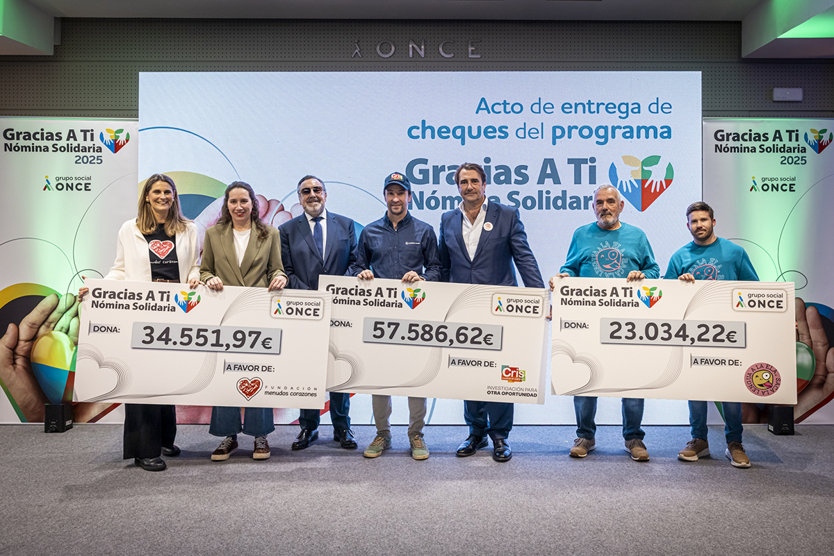 Miguel Carballeda, presidente del Grupo Social ONCE, junto a los representantes de las diferentes asociaciones sosteniendo los cheques del programa de nómina solidaria Gracias A Ti