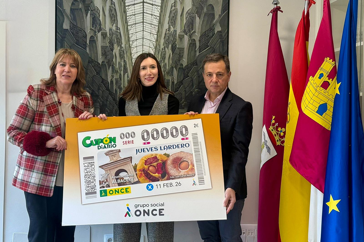 Iris Alemán, Llanos Navarro y Manuel Serrano con una copia del cupón