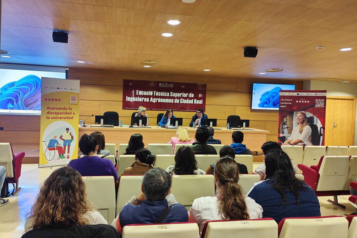Ponentes de la jornada organizada por Inserta y la UCLM en el escenario con varios estudiantes en el patio de butacas
