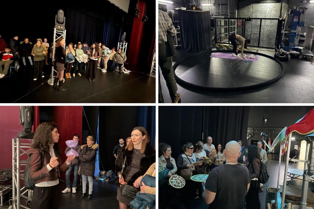 Diferentes detalles del tour táctil por el escenario previo al espectáculo. Se ve a los asistentes tocando diferentes elementos mientras que Belén, la audiodescriptora, se los muestra y explica