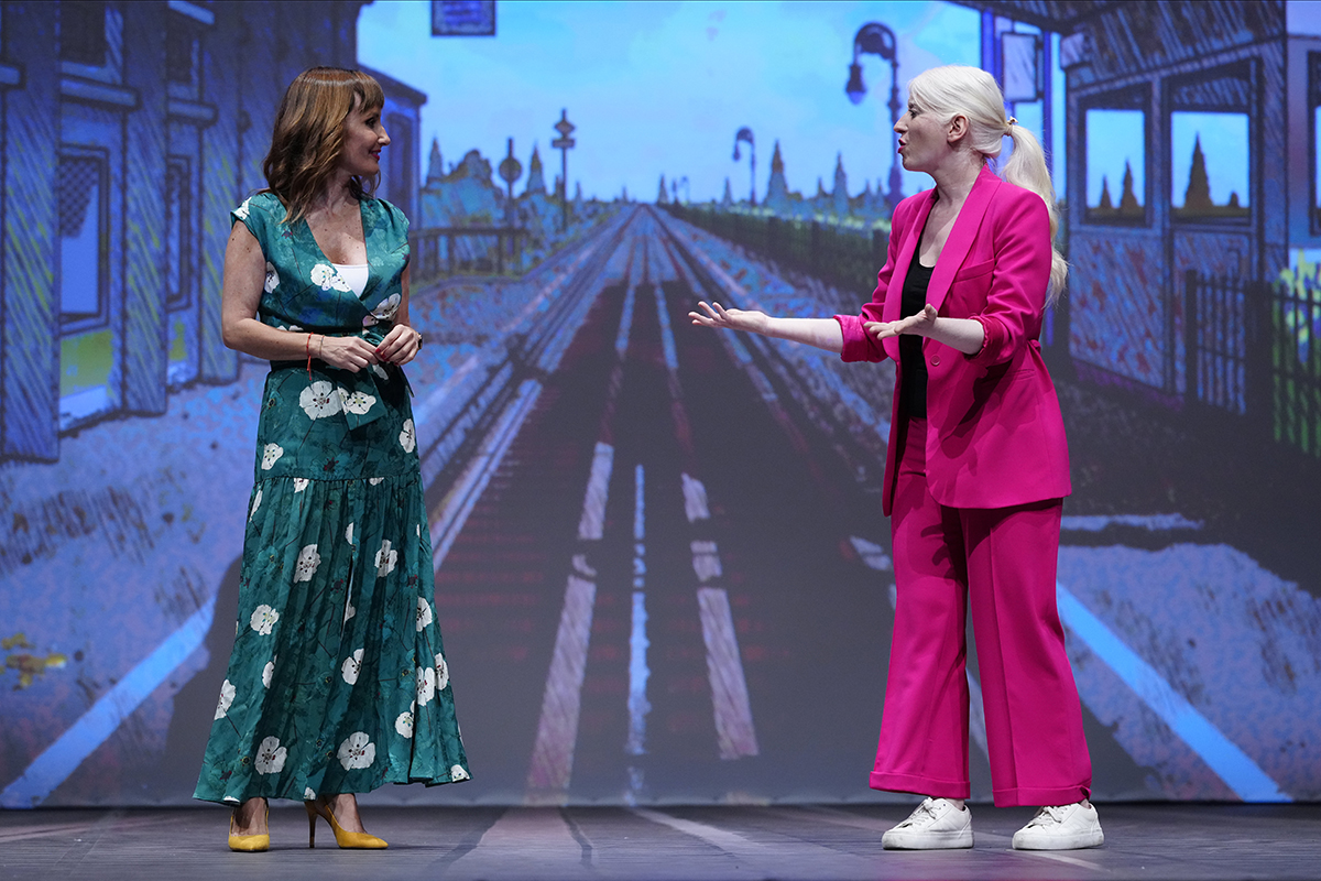 Laura Ferrer y Patty Bonet sobre las el escenario de los Premios Solidarios Grupo Social ONCE 