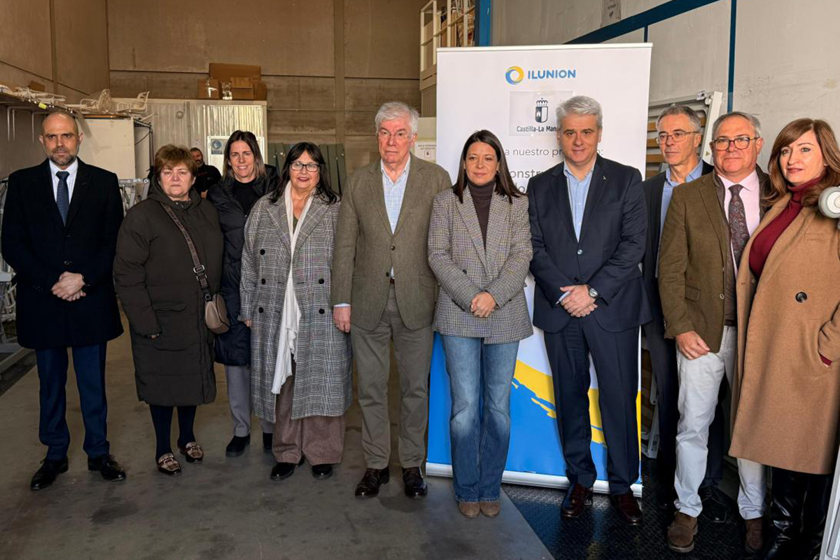 Bárbara García Torijano en las instalaciones Ilunion junto a todos los asistentes a la visita