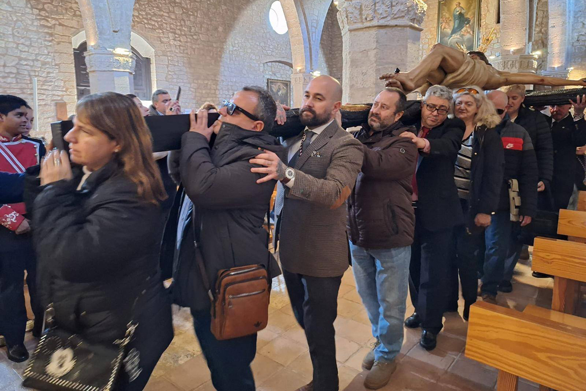 Participantes de la ONCE portando al Cristo de la Caridad de Ciudad Real junto a miembros de la Hermandad