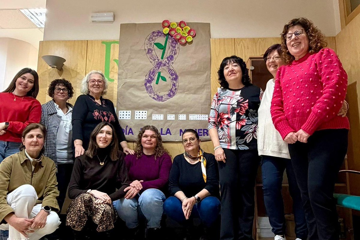 Participantes del taller creativo en Albacete junto al mural realizado