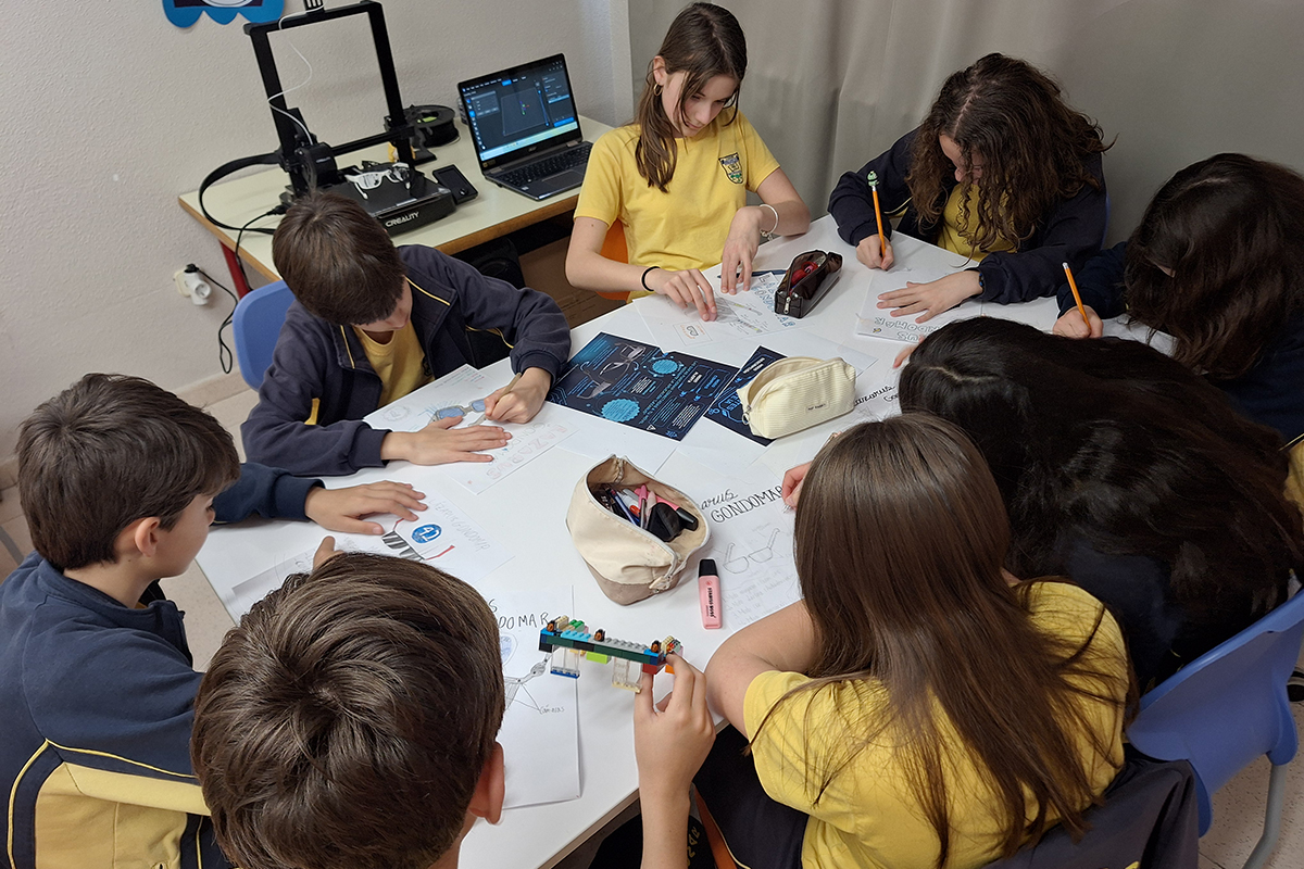 Estudiantes de primaria con el 42 Concurso Escolar de la ONCE