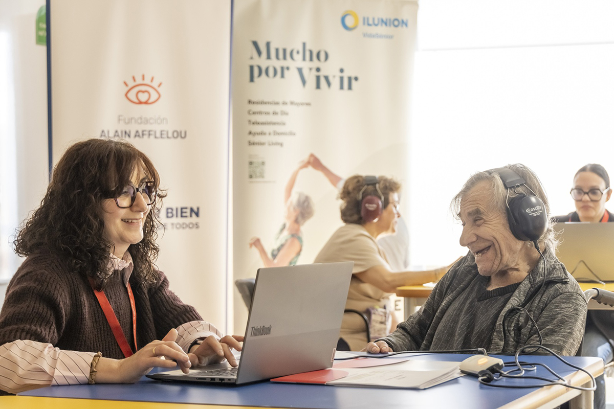Una profesional de Alain Afflelou realizando una revisión audiológica a uno de los residentes de Ilunion VidaSénior