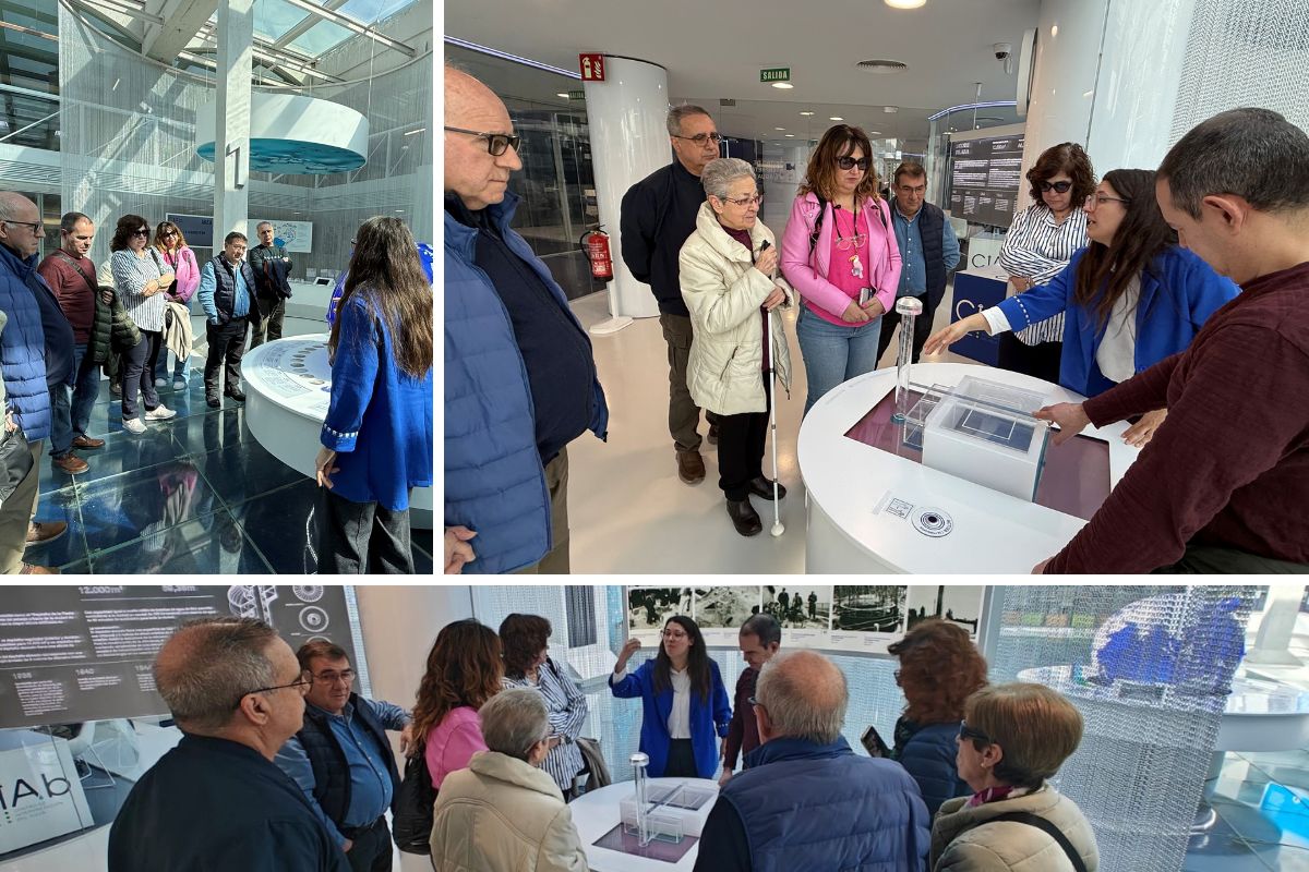 Collage con diferentes momentos de la visita al Centro de Interpretación de Agua de Albacete. Se ve una imagen de los asistentes tocando una maqueta accesible