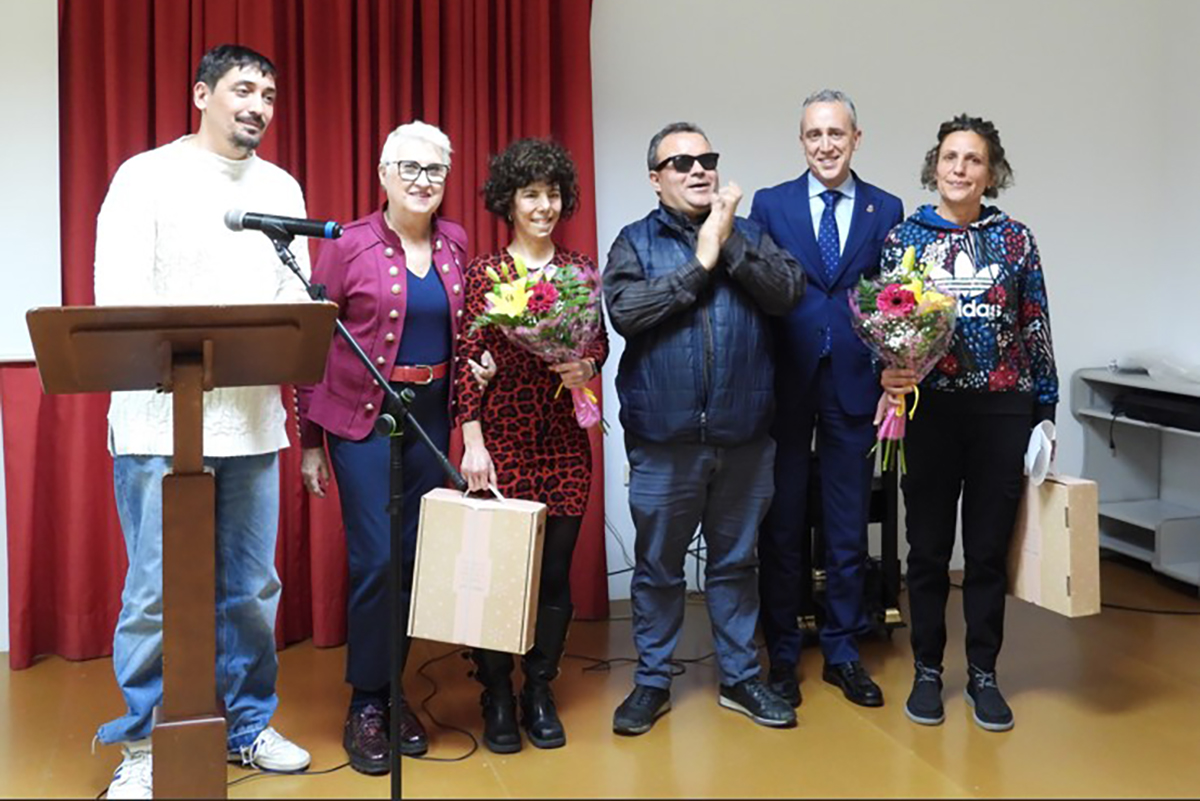 Homenajeadas con un ramo de flores junto a Lorenzo Villahermosa, Miguel Ángel Ruiz y Ignacio Barreña