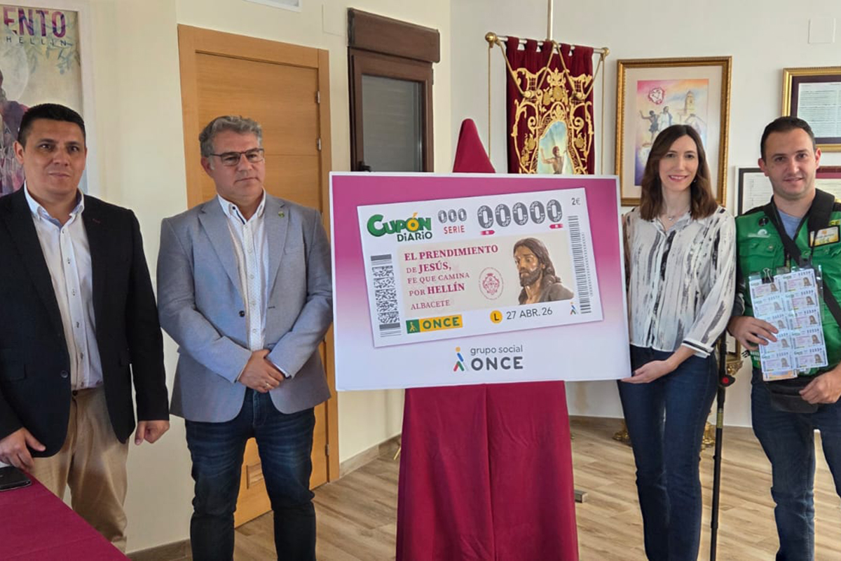 Foto de familia de la presentación del cupón dedicado a la Cofradía de El Prendimiento de Jesús de Hellín