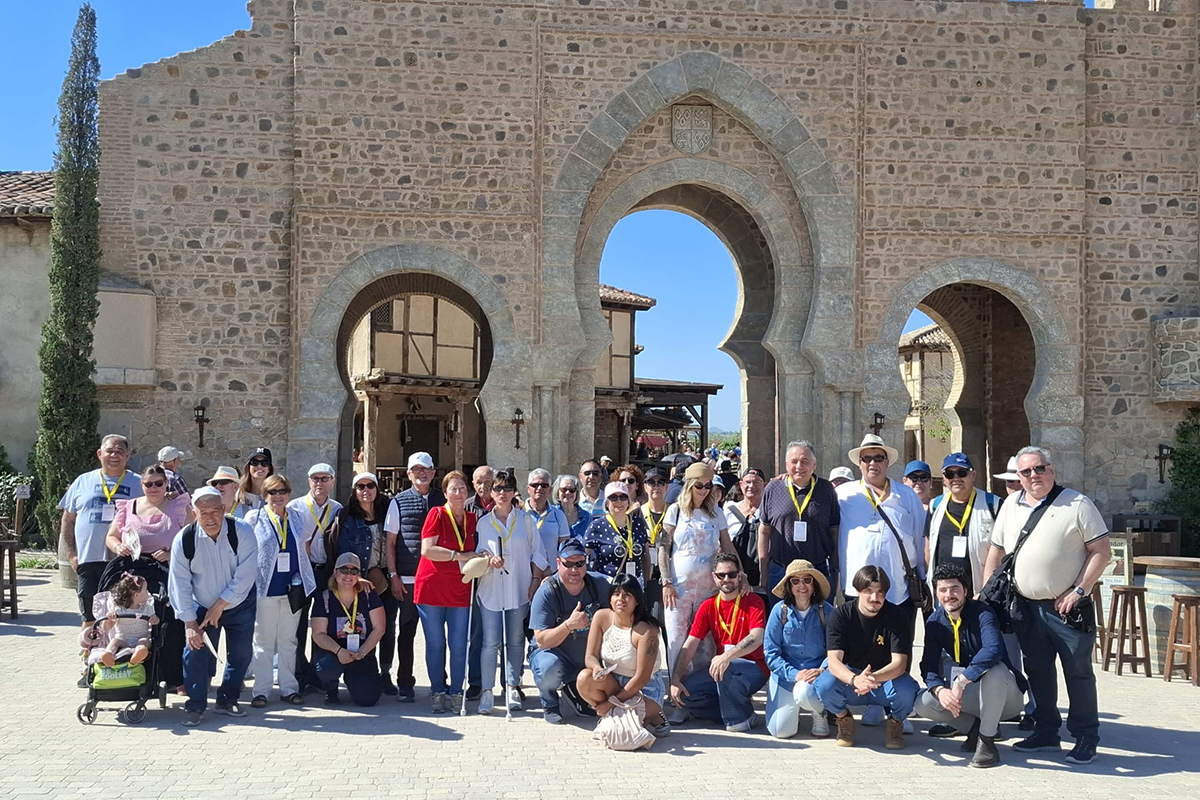 Foto de familia de los asistentes en uno de los decorados de Puy du Fou