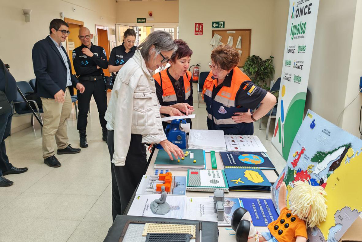 Miembros de la policía local y voluntarios de protección civil conociendo materiales