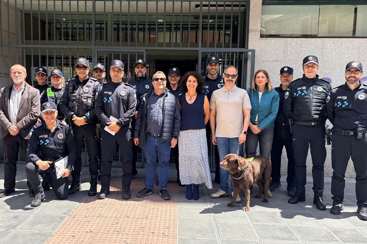 Foto de familia de la actividad entre la ONCE y la Policía Local de Ciudad Real