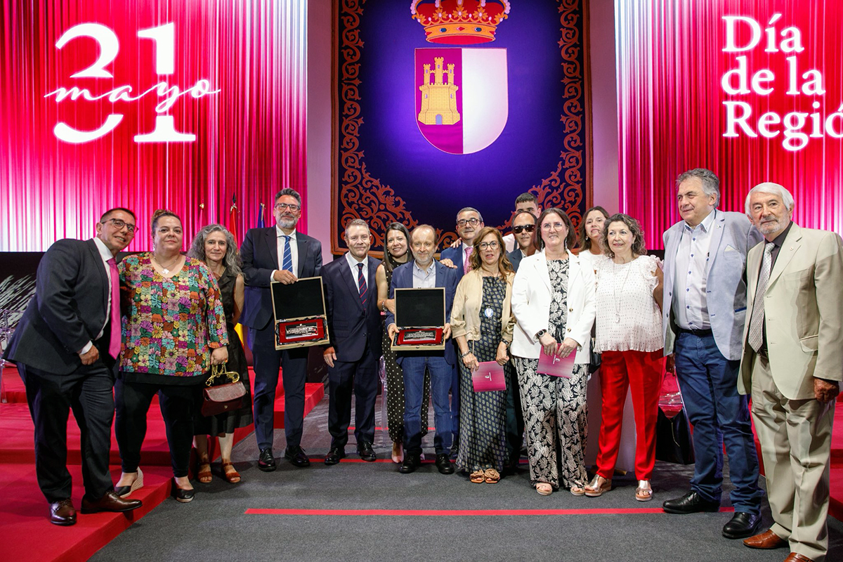 Foto de familia de los miembros de la Mesa del Tercer Sector con la medalla
