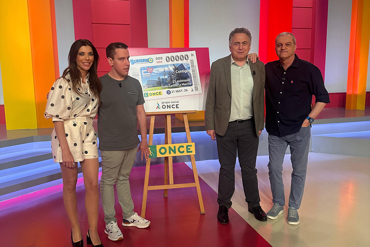 Foto de familia de la presentación del cupón junto a Ramón García