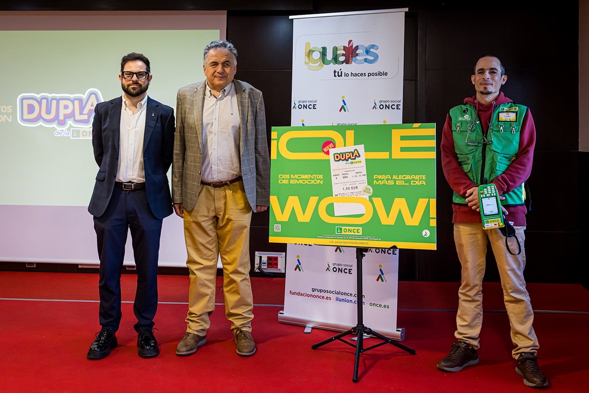 De izquierda a derecha: Jaime Becerra, Carlos Javier Hernández y José María García con un cartel de DUPLA