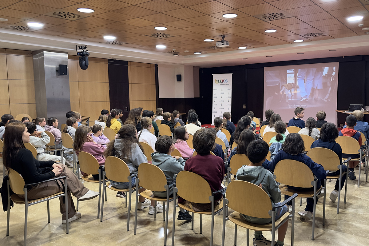 Alumnos en la delegación de la ONCE en Toledo viendo un vídeo sobre el trabajo del Grupo Social ONCE