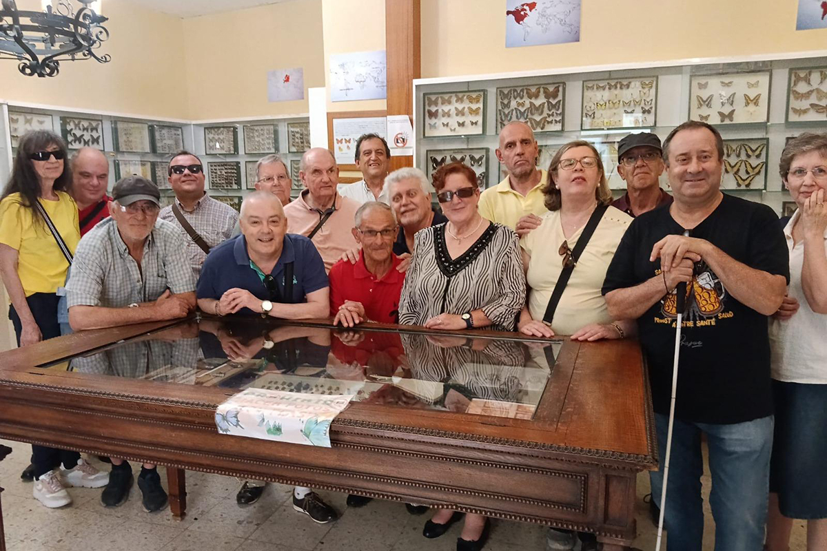 Foto de familia de los asistentes a la inauguración de la exposición