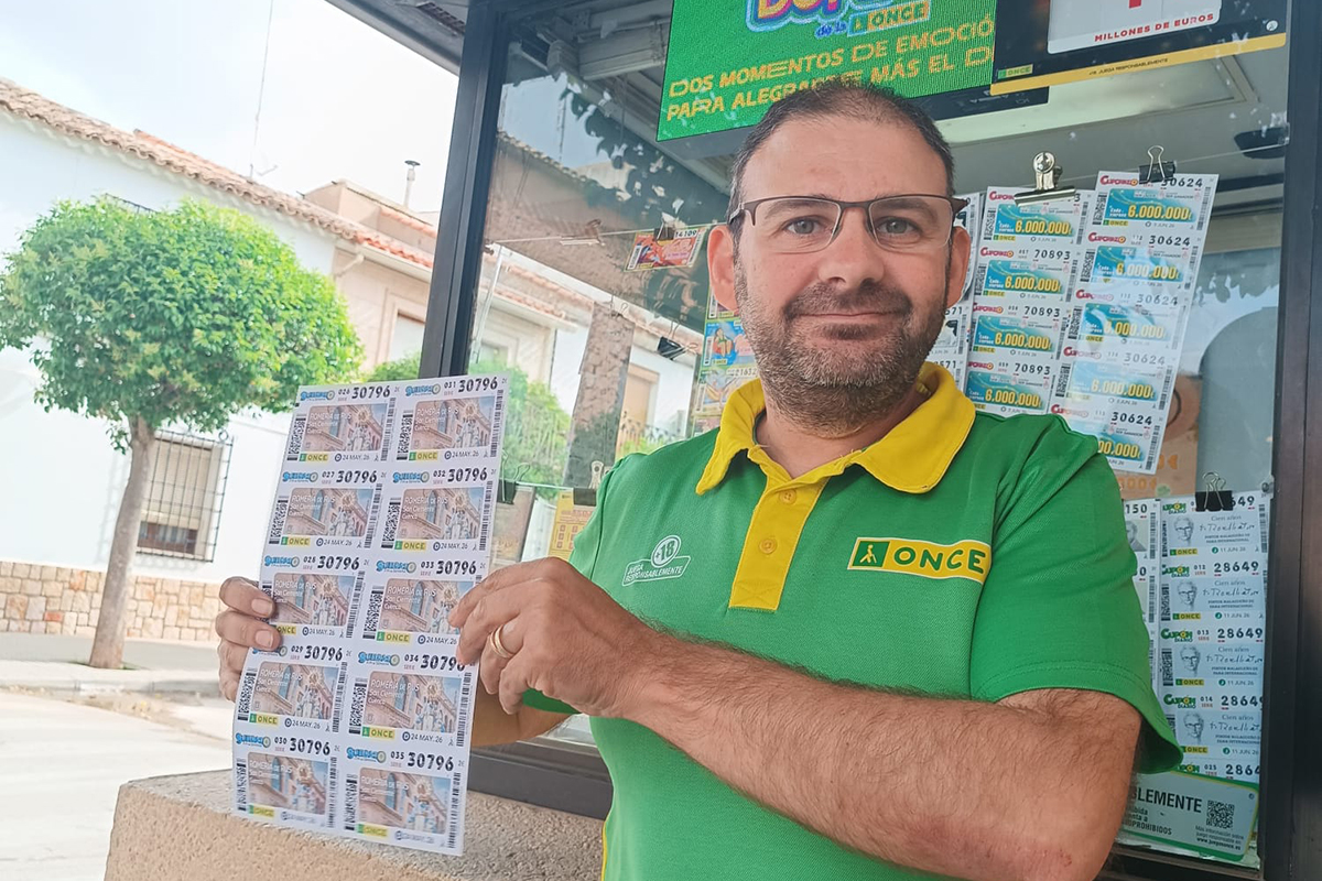 Fernández López con una tira de cupones dedicados a la Virgen de Rus de San Clemente