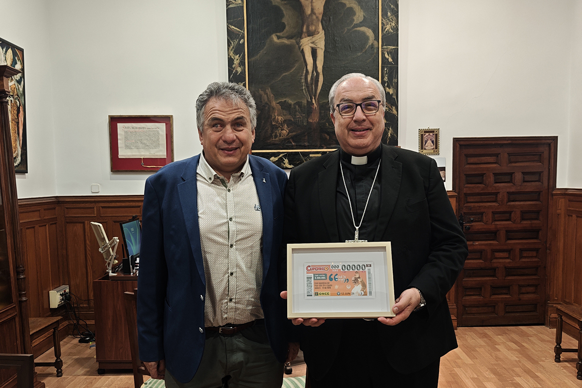 El Obispo Auxiliar de Toledo, Mons. Francisco César García Magán con una réplica del cupón de manos de Carlos Javier Hernández Yebra, Delegado de la ONCE en Castilla-La Mancha