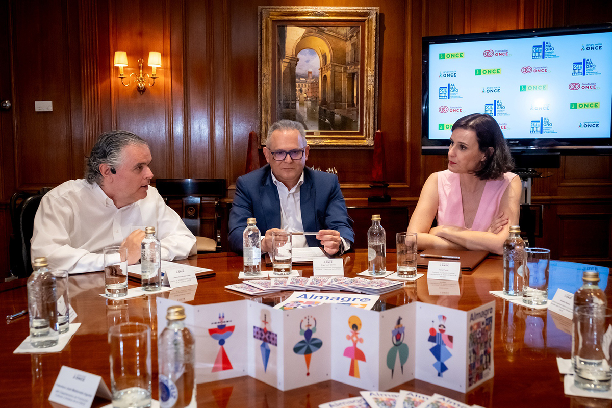 el director ejecutivo de Promoción Sociocultural, Artística y Deportiva de la ONCE, Ángel Luis Gómez; el director de Accesibilidad e Innovación de Fundación ONCE, Jesús Hernández; y la directora del Festival, Irene Pardo, durante la firma del convenio