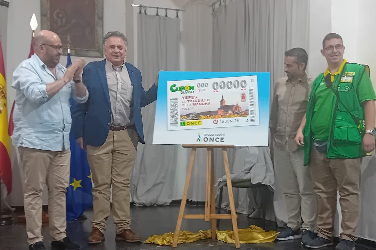 Foto de familia de la presentación del cupón con Carlos Javier Hernández, delegado de la ONCE en Castilla-La Mancha, y Tomás Arribas Ruiz, Alcalde de Yepes