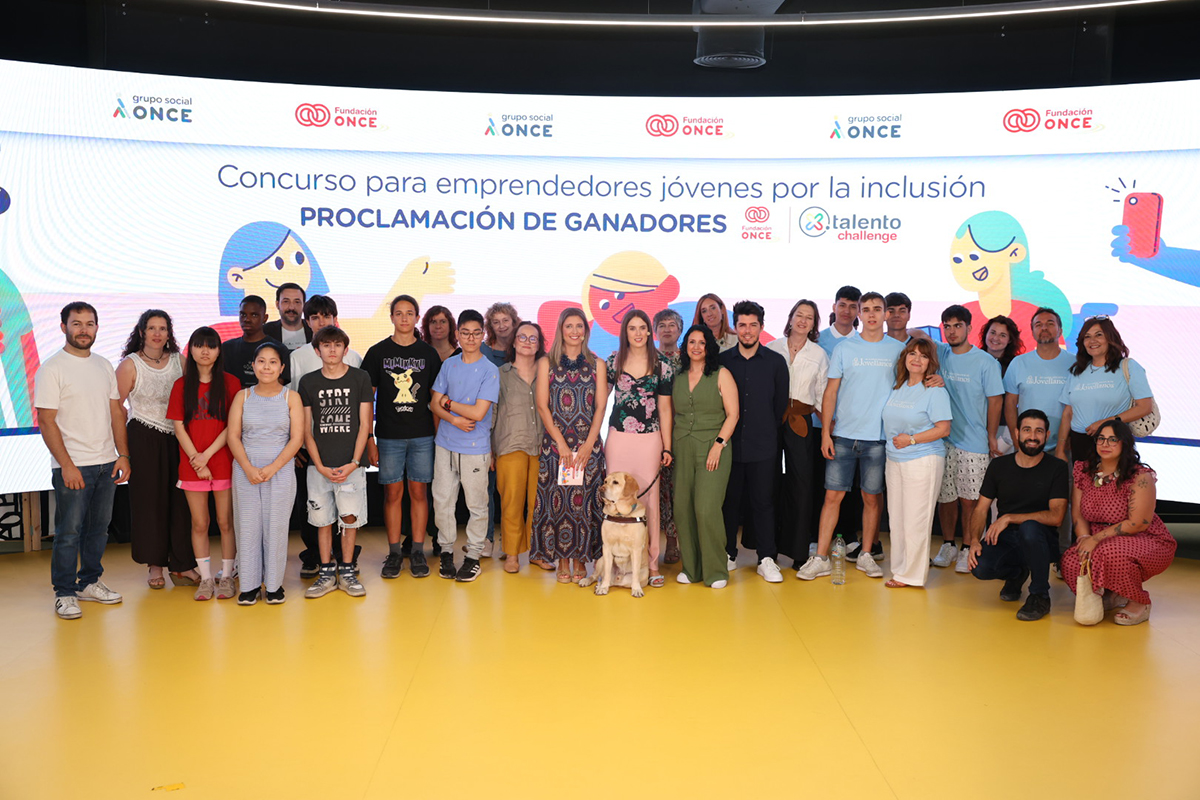 Foto de familia de los ganadores de Por Talento Challenge