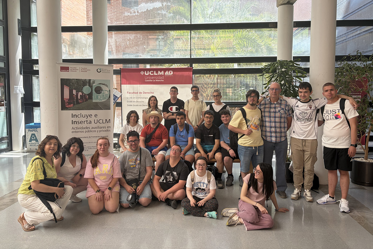 Foto de familia de los graduados en la UCLM