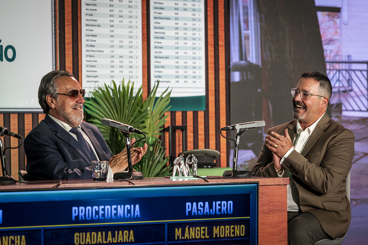 Miguel Ángel junto a Miguel Carballeda en el escenario de la gala del vendedor del año 2025