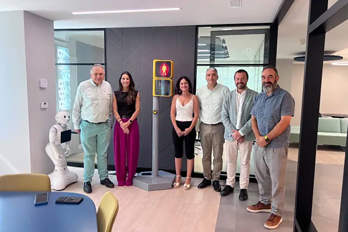 José Luis Escudero junto a Carlos Javier Hernández y los profesionales de Ilunion