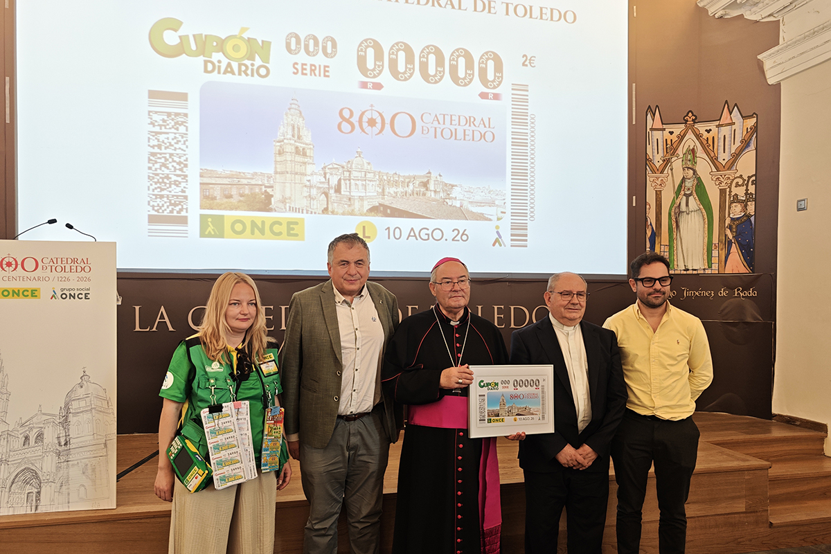 Foto de familia durante la presentación del cupón dedicado a la Catedral de Toledo