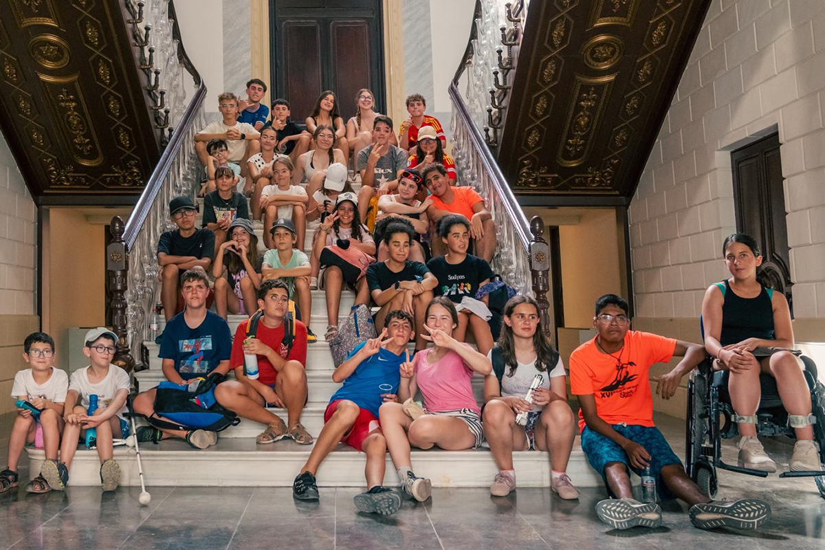 Foto de familia de los participantes del Campamento de Verano de la ONCE en Lorca