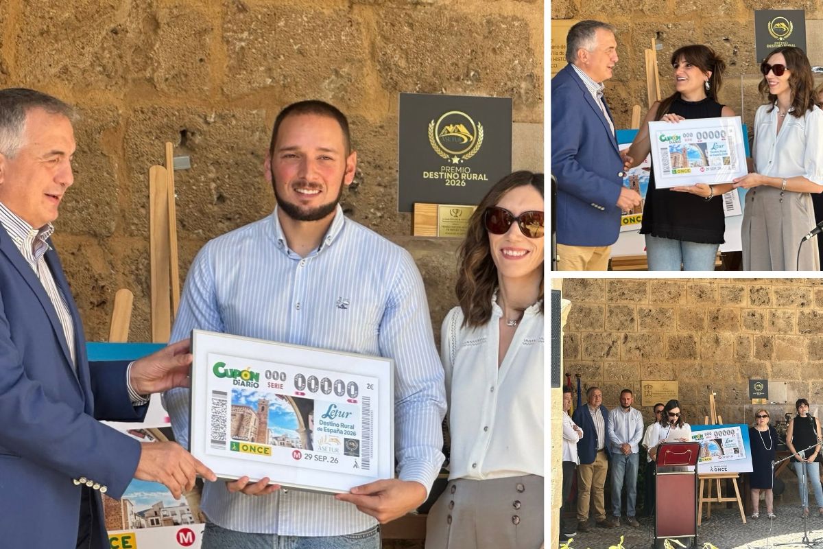 Momentos de la presentación del cupón dedicado a Letur en el que se le hace entrega de una lámina del cupón al alcalde y a María Rozalén