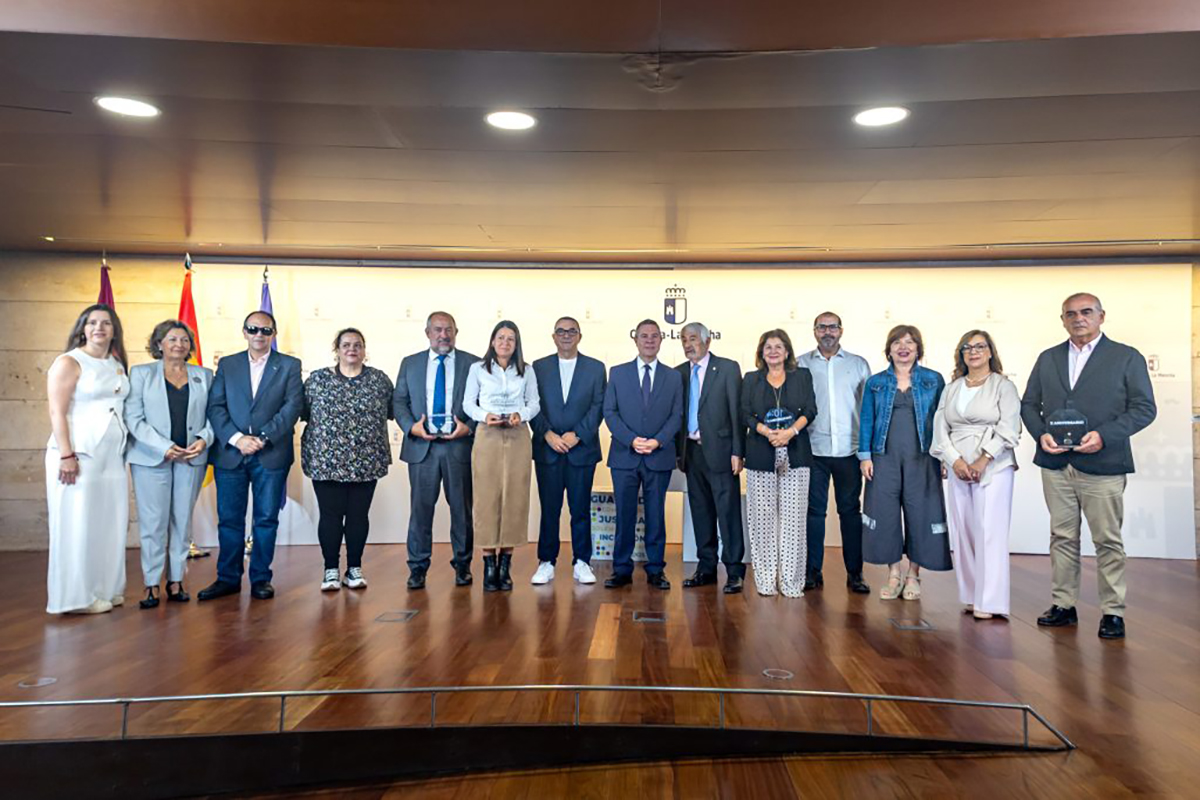 Foto familia de autoridades y representantes del Tercer Sector