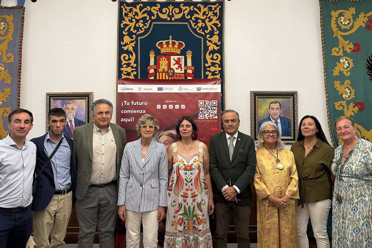 Foto de familia con representantes del Grupo Social ONCE y del Ayuntamiento de Talavera de la Reina durante la firma del acuerdo