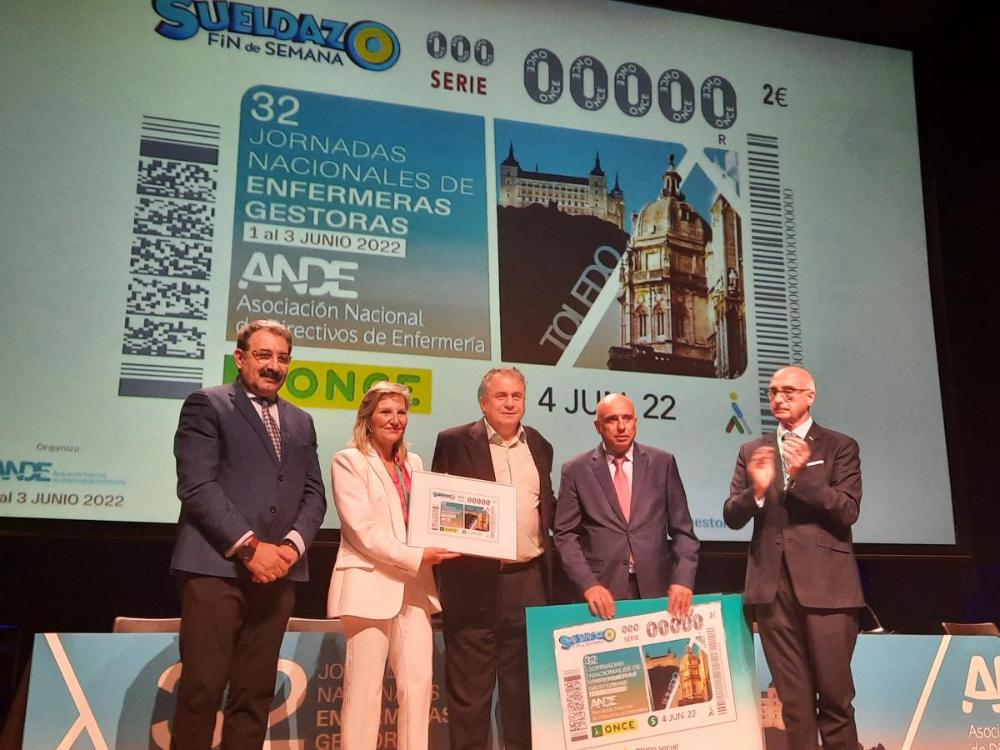 Autoridades durante la entrega del cupón