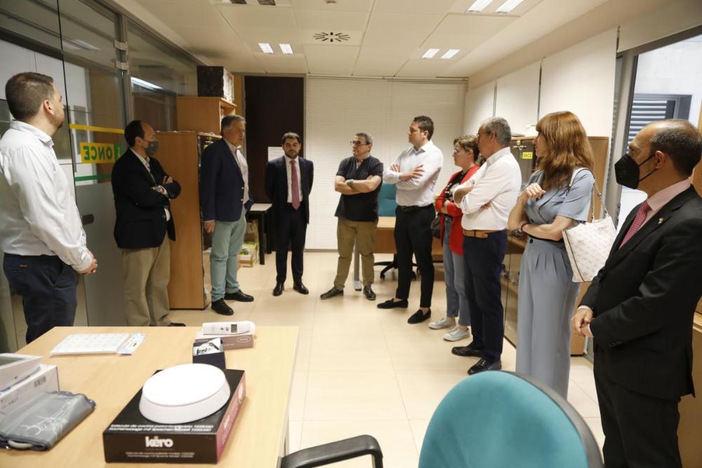 Autoridades conociendo el interior de la ONCE