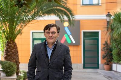 Alberto Durán posa con el Logo de la ONCE detrás