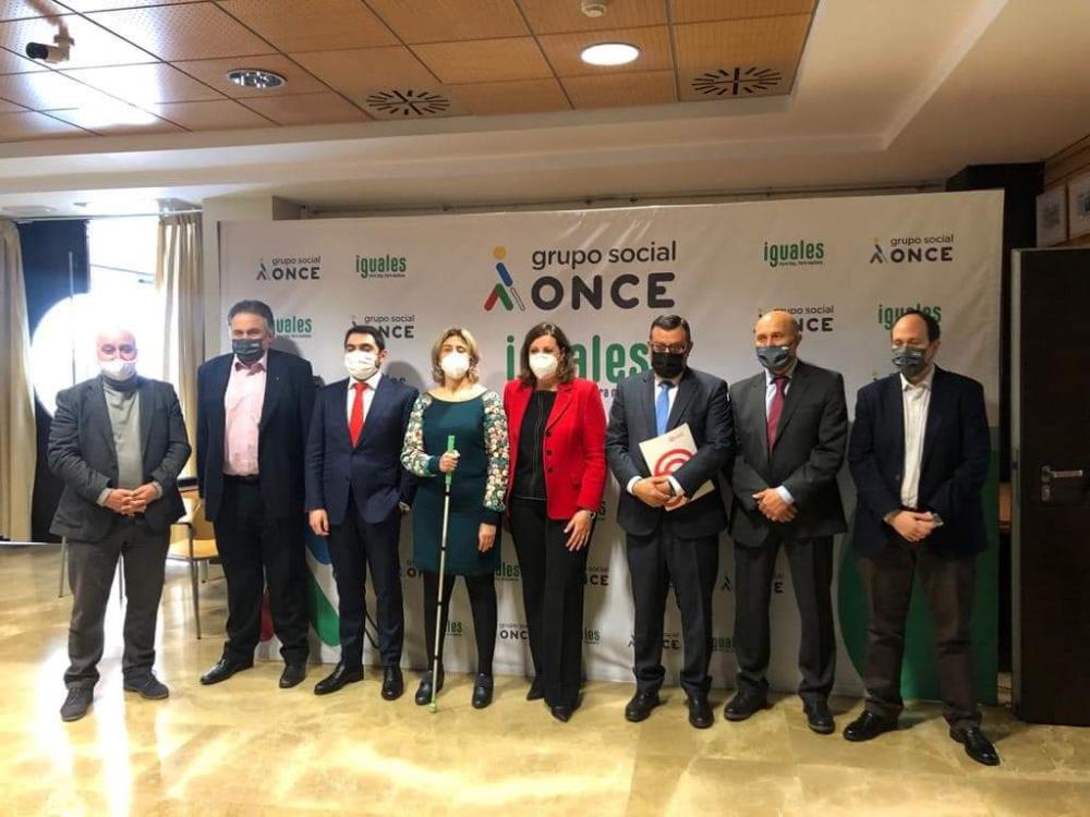 Autoridades asistentes a la firma del Convenio