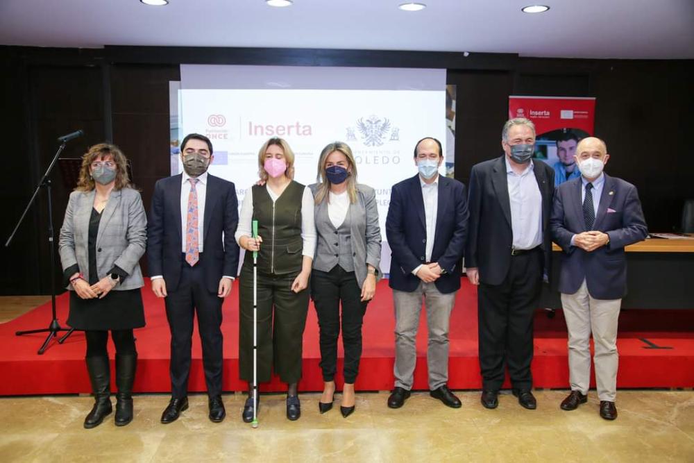 Foto de familia de las autoridades presentes en el acto
