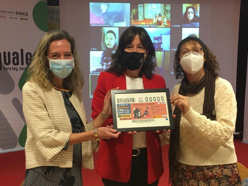 Enterga del cupón  a la Consejera de Igualdad de Castilla La Mancha